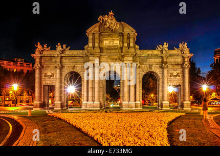 die beliebte Puerta de Alcalá in Madrid, Spanien, in der Nacht Stockfoto