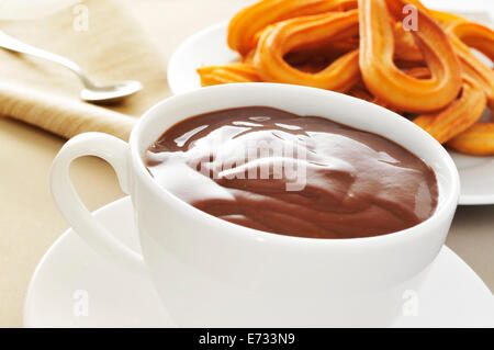 Churros con Schokolade, eine typisch spanische süße Jause Stockfoto