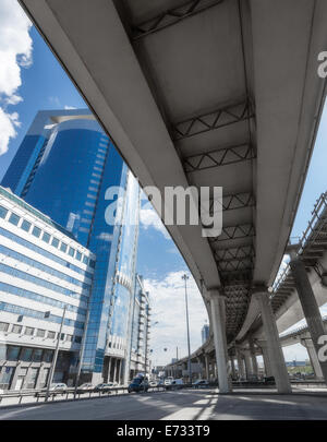 Autobahn-Unterführung in der Nähe von Business-center Stockfoto