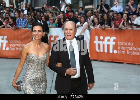 Toronto, Kanada. 04. Sep, 2014. US-Schauspieler und Darsteller Robert Duvall und seine Frau Luciana Pedraza besuchen die Premiere des Films "The Judge" während der 39. jährlichen Toronto International Film Festival (TIFF), in Toronto, Kanada, 4. September 2014. Das Festival findet vom 04. bis zum 14. September. Foto: Hubert Boesl/Dpa - kein Draht-SERVICE-/ Dpa/Alamy Live News Stockfoto