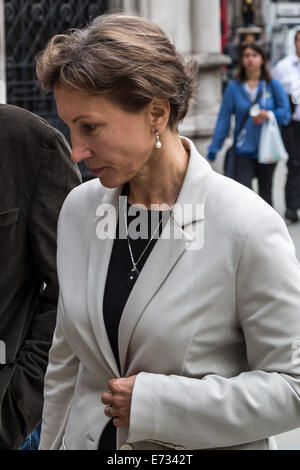 London, UK. 5. Sep, 2014.  Marina Litvinenko kommt bei der Royal Courts of Justiz 2014 Credit: Guy Corbishley/Alamy Live News Stockfoto