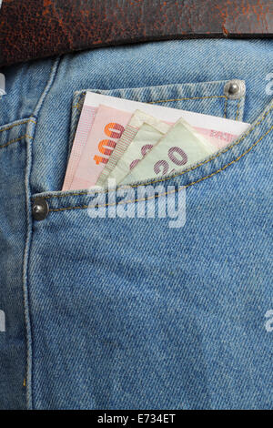 Bis das Geld in der rechten Tasche Blue Jeans Stockfoto