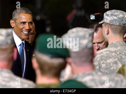 US-Präsident Barack Obama begrüßt Fallschirmjäger aus der US-Armee 173rd Airborne Brigade und estnische Soldaten aus dem estnischen Single Scouts Bataillon während eines Besuchs 3. September 2014 in Tallinn, Estland. Der 173rd Airborne Brigade führt derzeit kombinierten Trainingsmissionen in Polen, Estland, Lettland und Litauen zur Unterstützung der NATO. Stockfoto