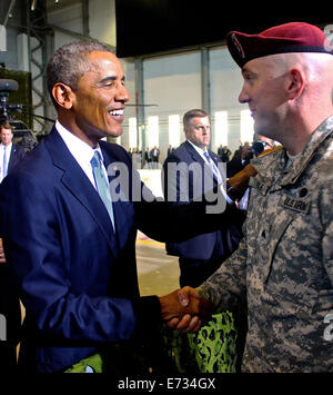 US-Präsident Barack Obama begrüßt Fallschirmjäger aus der US-Armee 173rd Airborne Brigade während eines Besuchs 3. September 2014 in Tallinn, Estland. Der 173rd Airborne Brigade führt derzeit kombinierten Trainingsmissionen in Polen, Estland, Lettland und Litauen zur Unterstützung der NATO. Stockfoto