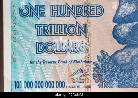 Eine Simbabwe 100 Billionen-Dollar-Rechnung wie im Umlauf im Jahr 2008 während des Zeitraums der hyper-Inflation in Simbabwe war Stockfoto