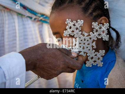 Äthiopischen orthodoxen Priester segnet die Pilger mit einem Kreuz während des Festivals Timkat Epiphanie, Lalibela, Äthiopien Stockfoto