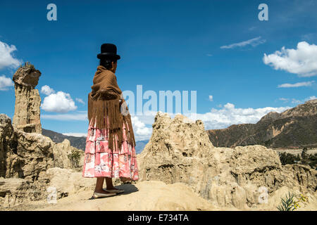 Bolivianische Frau in Tracht am geologischen Felsformationen Tal des Mondes (Valle De La Luna) Pedro Domingo Bolivia Stockfoto