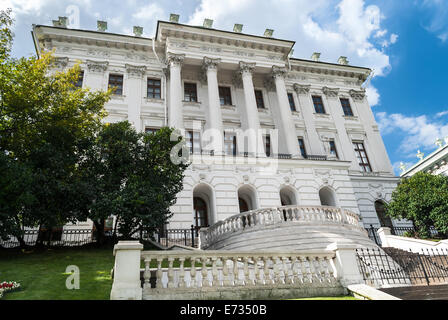 Pashkov House ist der berühmte klassizistische Herrenhaus, das steht auf einem Hügel mit Blick auf die westliche Wand des Moskauer Kreml, n Stockfoto