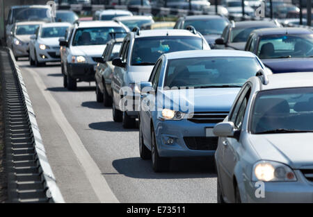 Viele Autos stehen in der Warteschlange auf Fahrbahn Stockfoto