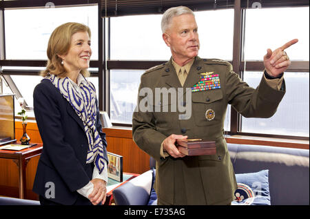 Kommandant des US Marine Corps General James F. Amos spricht mit US-Botschafter in Japan Caroline Kennedy bei einem Besuch in der US-Botschaft 15. April 2014 in Tokio. Stockfoto