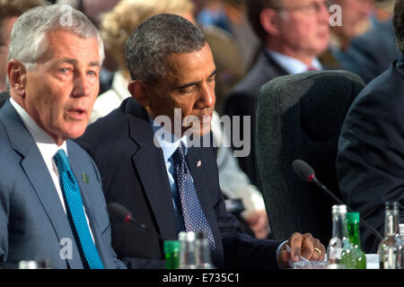 U.S.-Verteidigungsminister Chuck Hagel (l) Und U.S. Präsident Barack Obama Nehmen bin 05.09.2014 in Newport in Großbritannien ein Teil Einer Sitzung des Nato-closes. Sterben Sie Staats-Und Regierungschefs der Nato Kommen in Wales Zu Einem Zweitägigen erkundet Zusammen. Im Mittelpunkt der Beratungen Steht Das Verhältnis Zu Russland. Foto: Maurizio Gambarini/Dpa (c) Dpa - Bildfunk Stockfoto