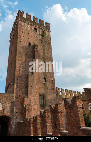 Turm der Castelvecchio. Castelvecchio ist eine Burg in Verona, Norditalien. Es ist die wichtigste militärische Konstruktion Stockfoto