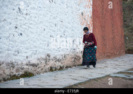 China, Tibet, Labrang, Frau beten während bewegen um einen Tempel im Kloster Labrang. Stockfoto