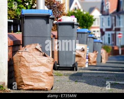 Wheelie Bins mit Glas und Kunststoffe und braunen Säcke mit Papier und Pappe, Sammlung von Blackpool Rat Stockfoto