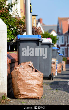 Wheelie Bins mit Glas und Kunststoffe und braunen Säcke mit Papier und Pappe, Sammlung von Blackpool Rat Stockfoto