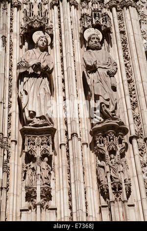 Spanien, Castille Mancha, Toledo, Statuen der Apostel auf der Kathedrale-Veranda. Stockfoto