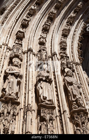 Spanien, Castille Mancha, Toledo, Statuen der Apostel auf der Kathedrale-Veranda. Stockfoto