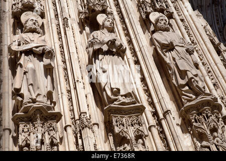 Spanien, Castille Mancha, Toledo, Statuen der Apostel auf der Kathedrale-Veranda. Stockfoto