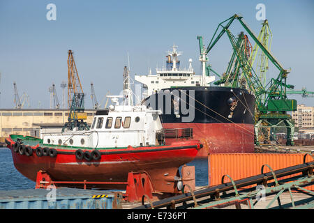 Roten Lotsenboot steht am Pier im Hafen von Varna, Bulgarien Stockfoto