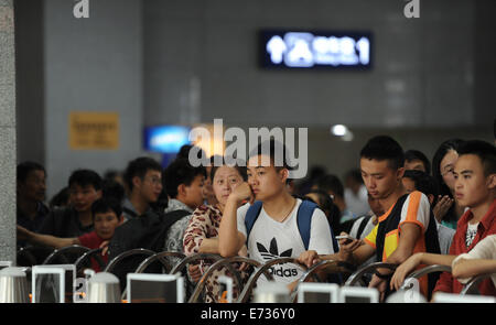 Guiyang, China Provinz Guizhou. 5. Sep, 2014. Passagiere warten auf ihre Züge am Bahnhof von Guiyang, Hauptstadt der Südwesten Chinas Provinz Guizhou, 5. September 2014. Während die dreitägigen Mid-Autumn-Urlaub am 6. September beginnt, erlebt Guiyang Bahnhof einen Höhepunkt der Reise Freitag. Das Mid-Autumn Festival, das am 8. September dieses Jahres fällt, ist ein traditionelles chinesisches fest für Familientreffen, während die Leute der Vollmond zusammen genießen und Essen Mondkuchen - kleine Runde Kuchen mit verschiedenen Füllungen. © Tao Liang/Xinhua/Alamy Live-Nachrichten Stockfoto