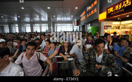 Guiyang, China Provinz Guizhou. 5. Sep, 2014. Passagiere warten auf ihre Züge am Bahnhof von Guiyang, Hauptstadt der Südwesten Chinas Provinz Guizhou, 5. September 2014. Während die dreitägigen Mid-Autumn-Urlaub am 6. September beginnt, erlebt Guiyang Bahnhof einen Höhepunkt der Reise Freitag. Das Mid-Autumn Festival, das am 8. September dieses Jahres fällt, ist ein traditionelles chinesisches fest für Familientreffen, während die Leute der Vollmond zusammen genießen und Essen Mondkuchen - kleine Runde Kuchen mit verschiedenen Füllungen. © Tao Liang/Xinhua/Alamy Live-Nachrichten Stockfoto