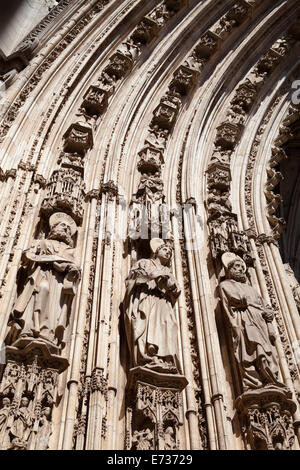Spanien, Castille Mancha, Toledo, Statuen der Apostel auf der Kathedrale-Veranda. Stockfoto