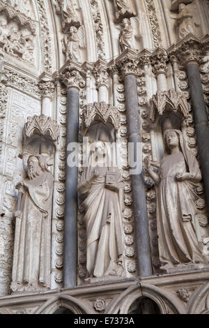 Spanien, Castille Mancha, Toledo, Statuen der Apostel auf der Kathedrale-Veranda. Stockfoto