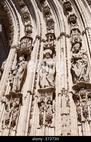 Spanien, Castille Mancha, Toledo, Statuen der Apostel auf der Kathedrale-Veranda. Stockfoto