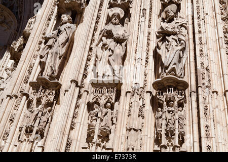 Spanien, Castille Mancha, Toledo, Statuen der Apostel auf der Kathedrale-Veranda. Stockfoto