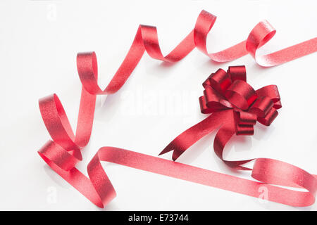 Red Ribbon isoliert auf weißem Hintergrund Stockfoto