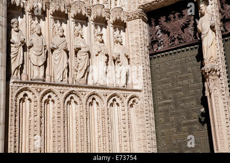 Spanien, Castille Mancha, Toledo, Statuen der Apostel auf die Kathedrale. Stockfoto
