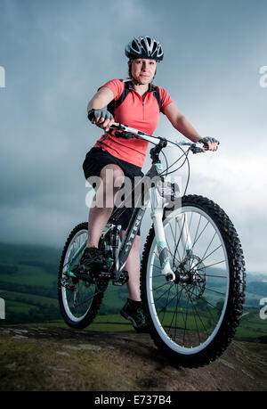 Weibliche Mountainbiker in den Peak District, Großbritannien Stockfoto