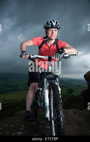 Weibliche Mountainbiker in den Peak District, Großbritannien Stockfoto