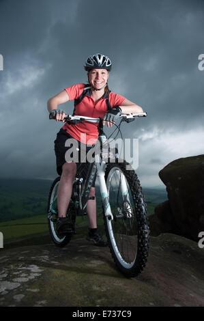 Weibliche Mountainbiker in den Peak District, Großbritannien Stockfoto