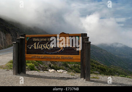 Willkommensschild in Alaska in der Nähe von Skagway über den Klondike Highway aus Kanada kommen. Stockfoto