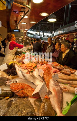 Beschäftigt Fisch stand auf La Boqueria, wahrscheinlich Barcelonas bekannteste Markt von La Rambla, Barcelona, Katalonien, Spanien Stockfoto