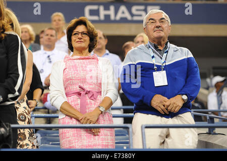 New York, USA. 04. Sep, 2014. Flushing Meadows. US Open Tennis Turnier, Viertelfinale zweiten Tag. Roger Federer (Sui) Eltern Robert nach dem Verlust der ersten 2 Sets, Federer kam zurück und gewann das Spiel in 5 Sätzen, um ins Halbfinale zu durchlaufen. © Aktion Plus Sport/Alamy Live-Nachrichten Stockfoto