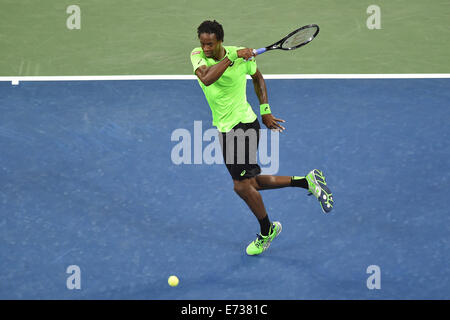 New York, USA. 04. Sep, 2014. Flushing Meadows. US Open Tennis Turnier, Viertelfinale zweiten Tag. Roger Federer (Sui) gegen Gael Monfils (Fra) nach dem Verlust der ersten 2 Sets, Federer kam zurück und gewann das Spiel in 5 Sätzen, um ins Halbfinale zu durchlaufen. © Aktion Plus Sport/Alamy Live-Nachrichten Stockfoto