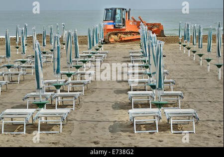 Caorle, Veneto, Italien. Mai 2014, Vorfrühling Seazon am Adria-Strand in Caorle Resort. Arbeiter Reinigung Strand neben Stockfoto