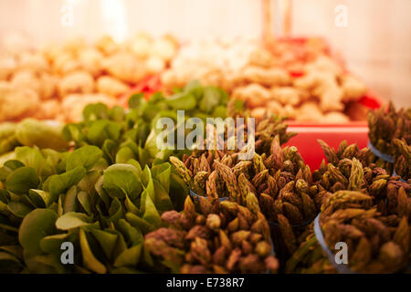 Bunte Spargel und Spinat Gemüse zusammen zum Verkauf auf dem Bauernmarkt Stockfoto