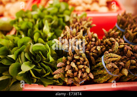 Spargel und Spinatgemüse zum Verkauf auf dem Bauernmarkt gebündelt Stockfoto