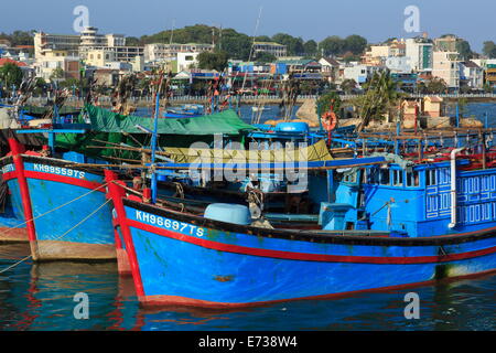 Angelboote/Fischerboote auf Cai Fluss, Stadt Nha Trang, Vietnam, Indochina, Südostasien, Asien Stockfoto