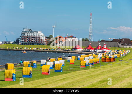 Bunte Strandkörbe am Strand von Cuxhaven, Niedersachsen, Deutschland, Europa Stockfoto