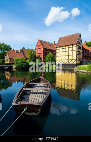 Kleines Boot in einem Teich in der Altstadt Den Gamle By, Freilichtmuseum in Aarhus, Dänemark, Skandinavien, Europa Stockfoto