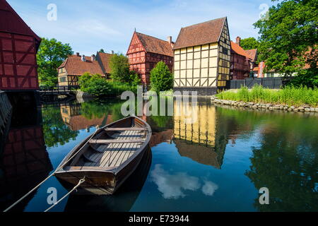 Kleines Boot in einem Teich in der Altstadt Den Gamle By, Freilichtmuseum in Aarhus, Dänemark, Skandinavien, Europa Stockfoto