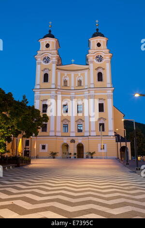 Mondsee Abtei beleuchtet in der Abenddämmerung, Marktplatz, Mondsee, Mondsee See, Oberosterreich (Oberösterreich), Österreich, Europa Stockfoto