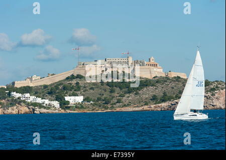 Segelboot, die Teilnahme an der Regatta, Blick auf Ibiza Altstadt und Dalt Vila, der UNESCO, Ibiza, Balearen, Spanien Stockfoto