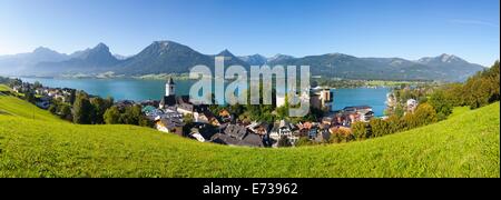 Erhöhte Sicht über Pfarrkirche und St. Wolfgang, Wolfgangsee See, Flachgau, Salzburg, Oberösterreich, Österreich Stockfoto