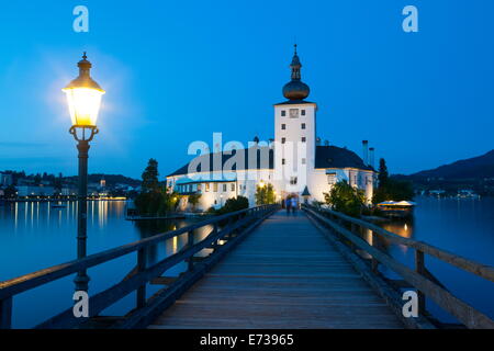 Malerische Schloss Ort beleuchtet in der Abenddämmerung, See Traunsee, Gmunden, Salzkammergut, Oberösterreich, Österreich, Europa Stockfoto