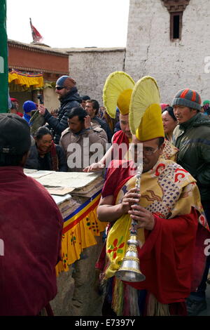 Buddhistische Mönche in religiösen Zeremonie, Namgyal Tsemos Gompa, Leh, Ladakh, Indien, Asien Stockfoto